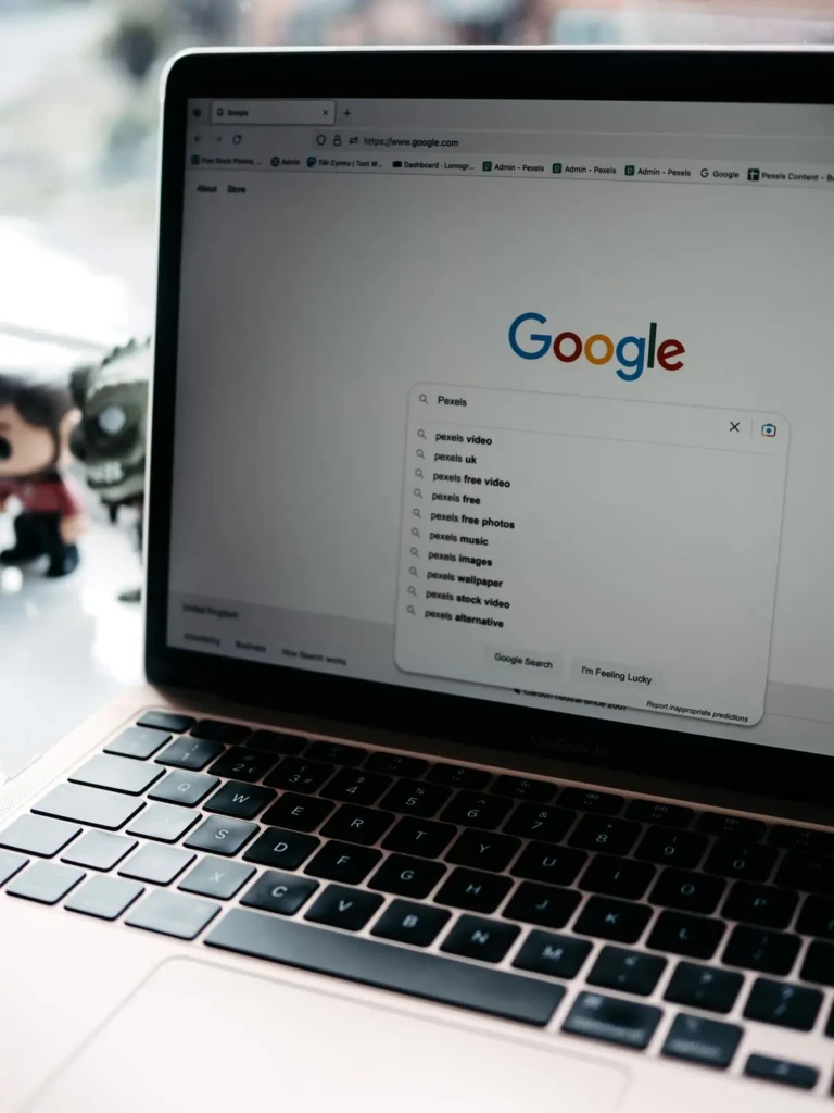 Laptopscherm met een zoekopdracht, ter illustratie van het kiezen van de juiste zoekwoorden in Google Ads