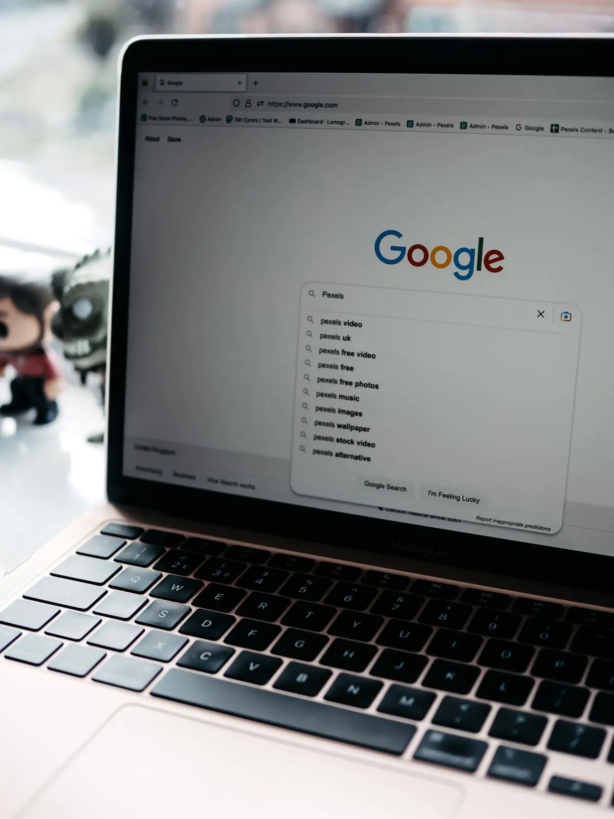 Laptopscherm met een zoekopdracht, ter illustratie van het kiezen van de juiste zoekwoorden in Google Ads